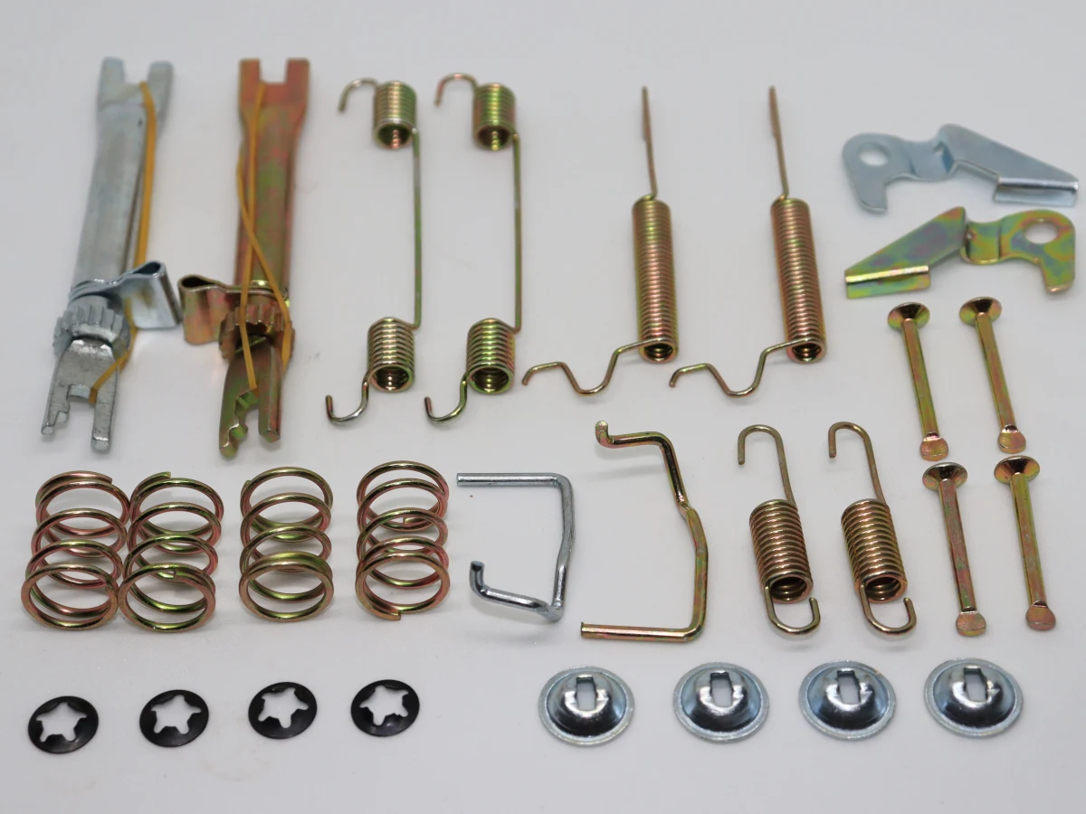 Resortes, retenedores y otros componentes del kit de freno de tambor.