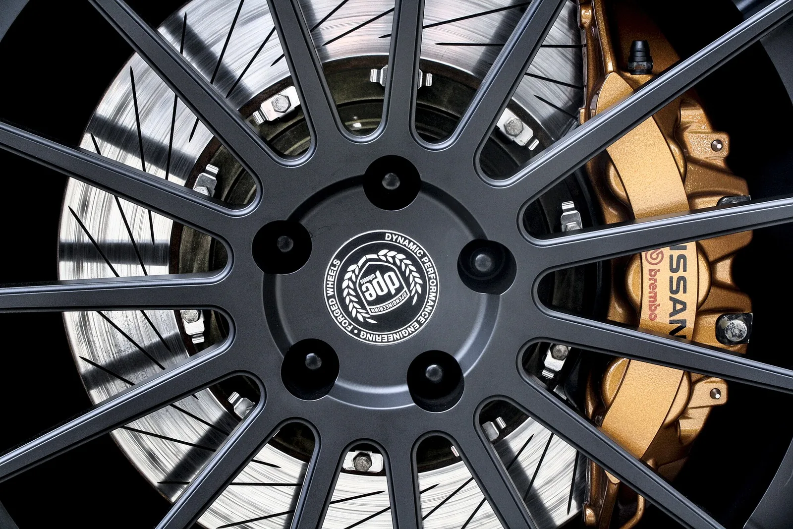 Freno de disco visto a través de una rueda; foto ilustrativa sin relación con Jas Brake Parts ni indicación de compatibilidad.